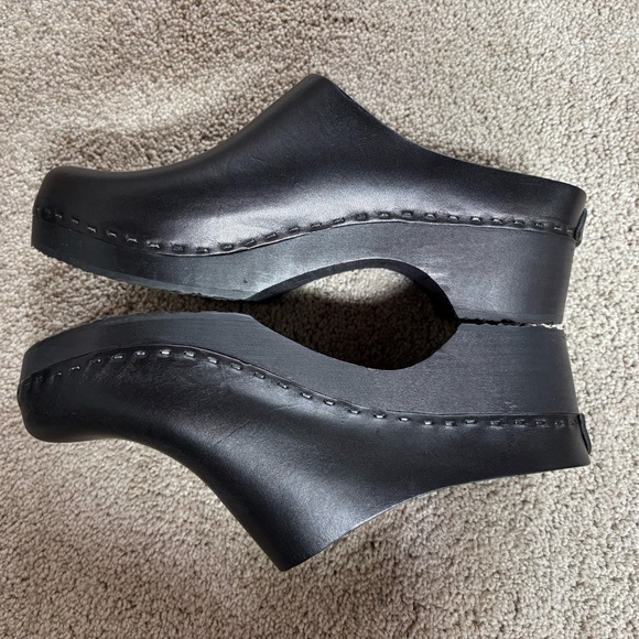 Elegant Black Women's Clogs - Picture 1 of 9
